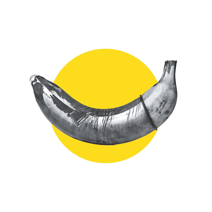 Preservativo infilato su una banana, immagine in biano e nero