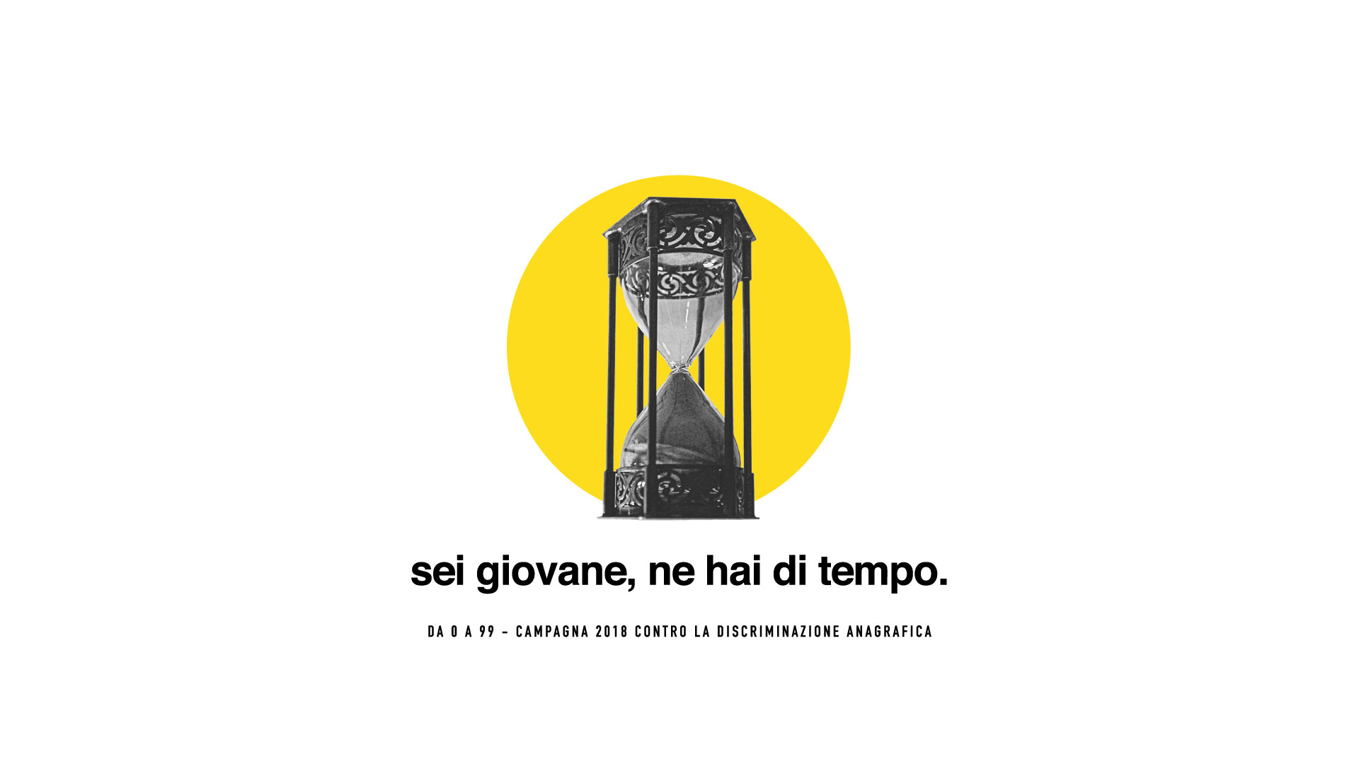 Clessidra antica in legno e vetro con la sabbia adagiata verso il fondo. Il pay off dice: "sei giovane, ne hai di tempo." Da 0 a 99 - Campagna contro la discriminazione anagrafica