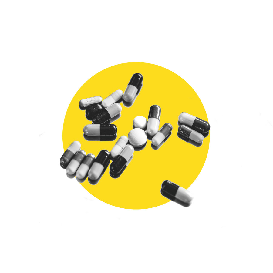 Varie pillole di integratori, vitamine e steroidi, immagine in biano e nero